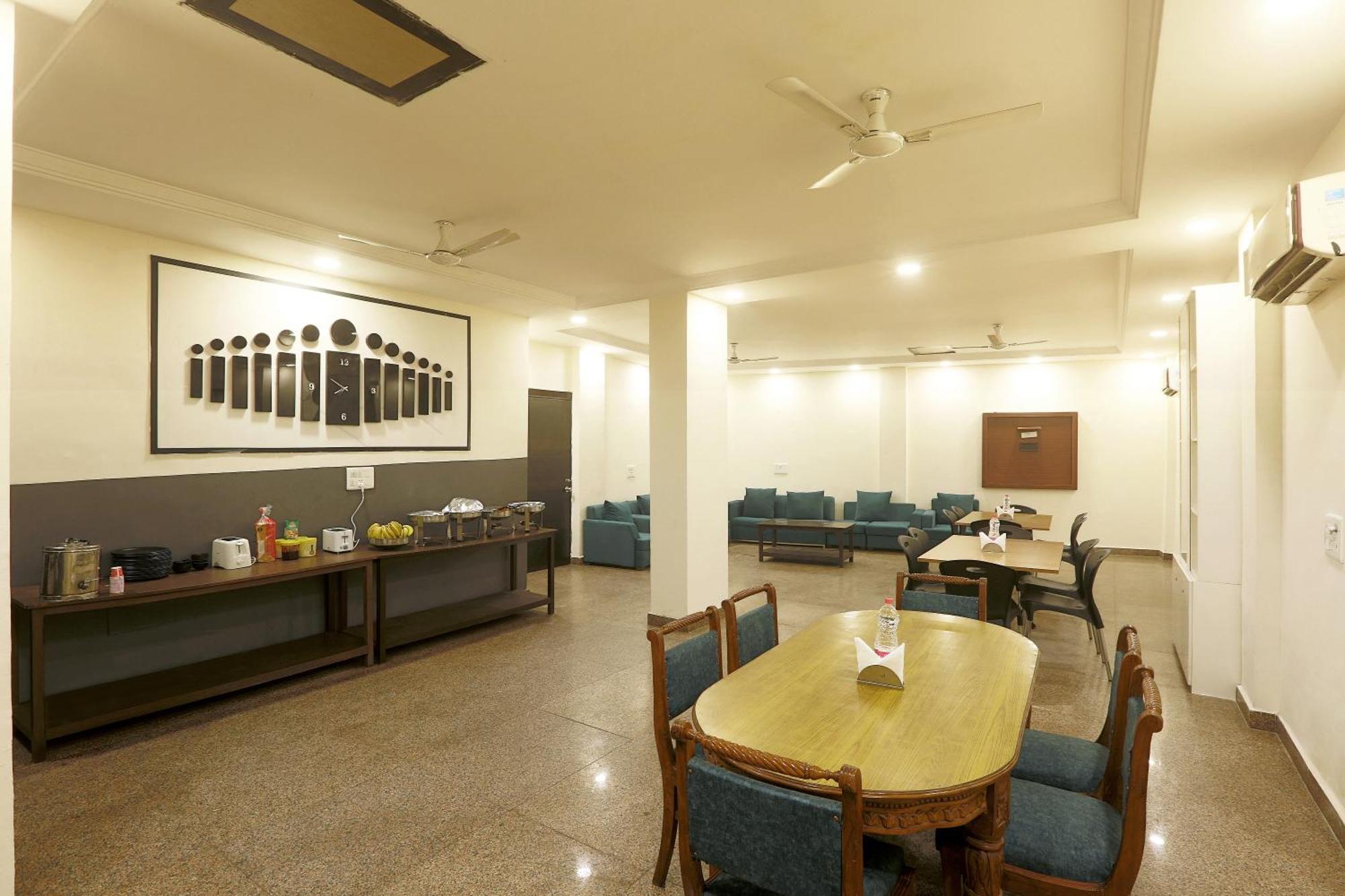 Edission View Near Delhi Airport Couette-café